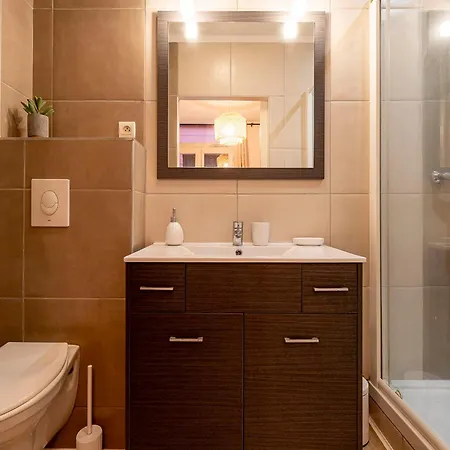 شقة Quiet Downtown Location - Apartment With A Terrace