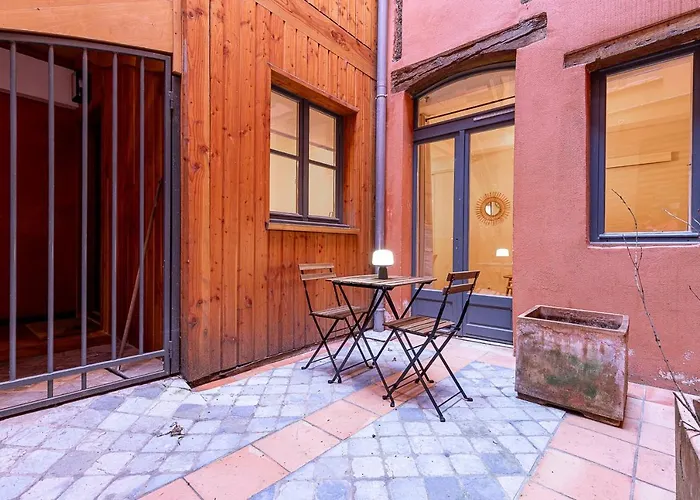 Quiet Downtown Location - Apartment With A Terrace شقة *