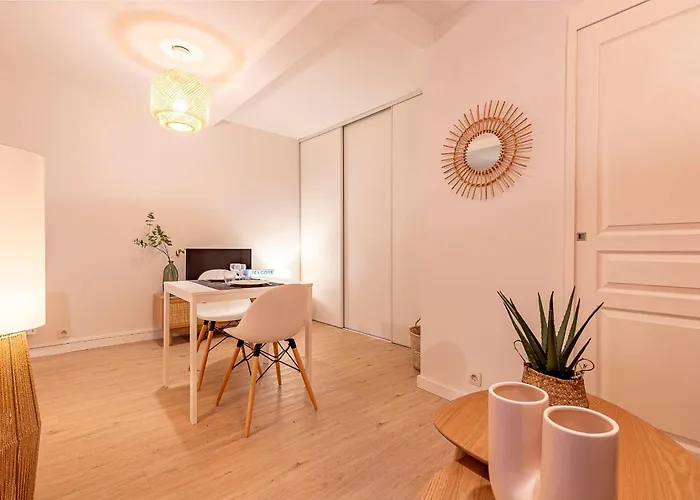 شقة Quiet Downtown Location - Apartment With A Terrace *