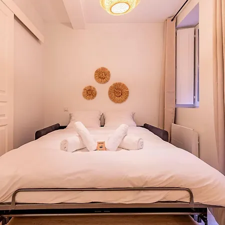 Cocoon With Beautiful Terrace